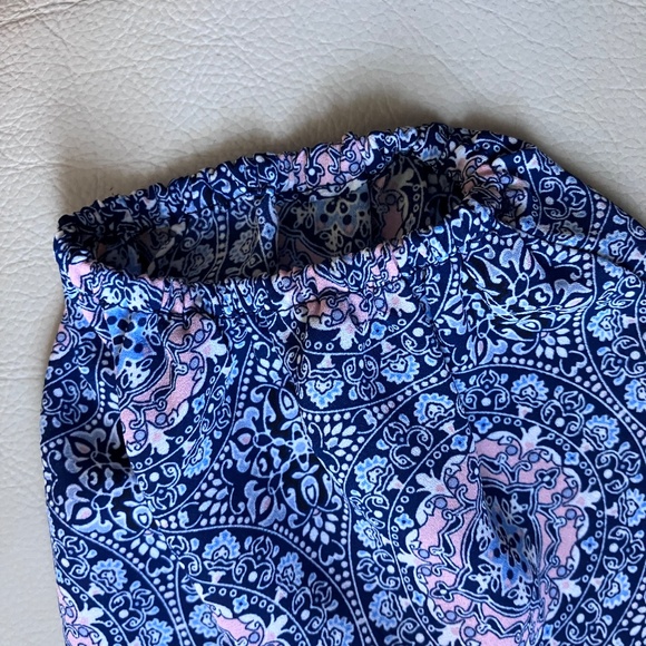 V-neck medallion blouse - Picture 2 of 4